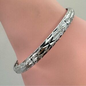 Vintage Silver Tone XP Diamond-Cut Hinged Bangle Bracelet 6.5”
